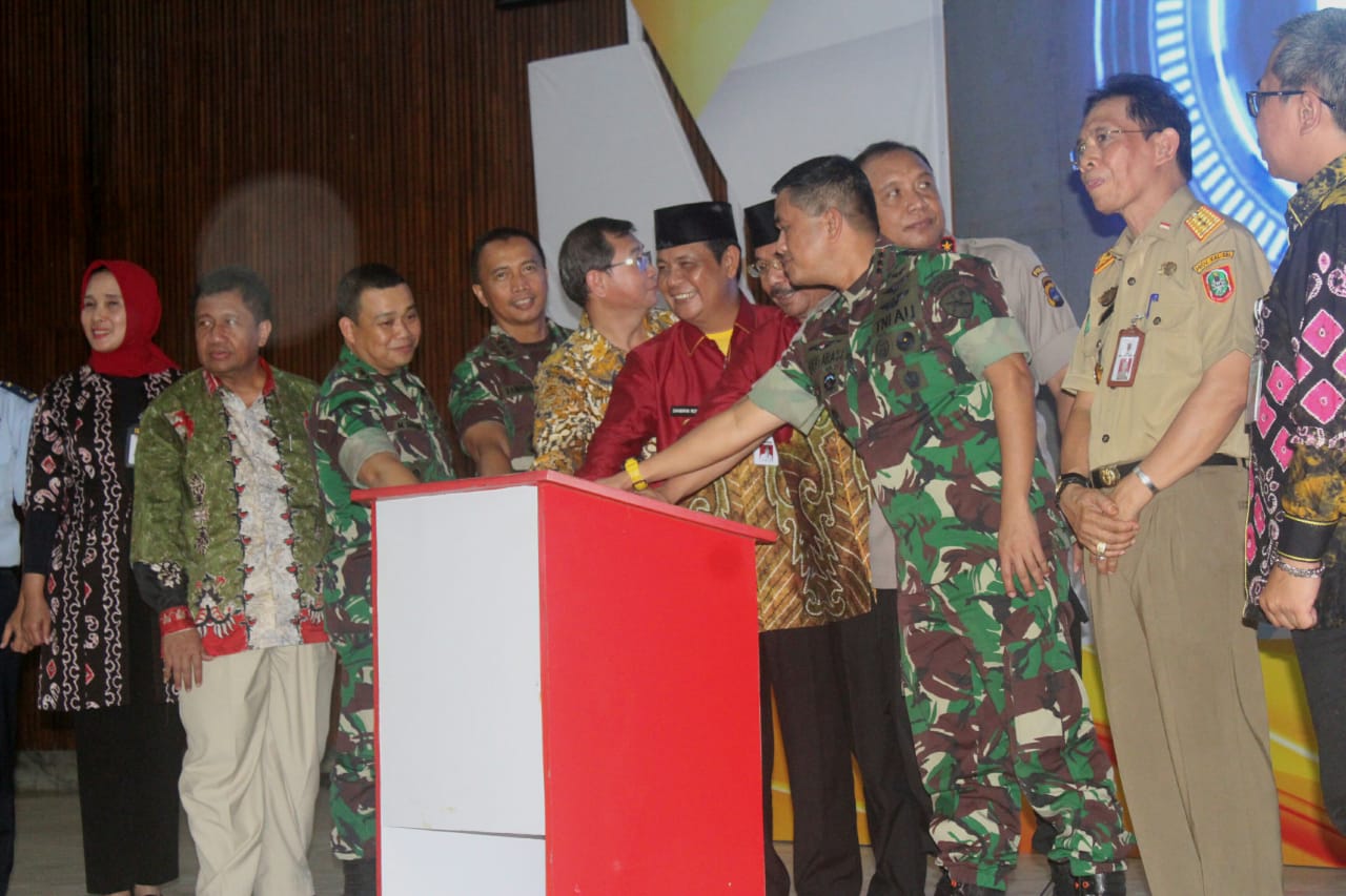 Gubernur Kalsel, Sahbirin Noor (baju merah) bersama jajaran pejabat lain di pembukaan Job Fair 2020 di Gedung Sultan Suriansyah, Rabu (26/2/2020)
