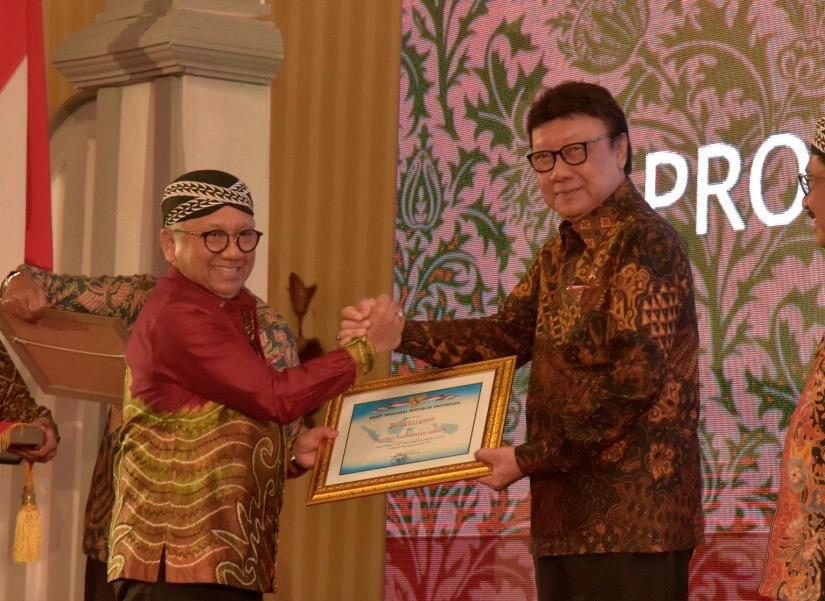 Harris Makkie menerima penghargaan