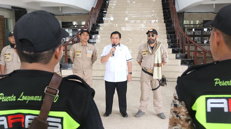 Ibnu melepas jamaah jalan kaki