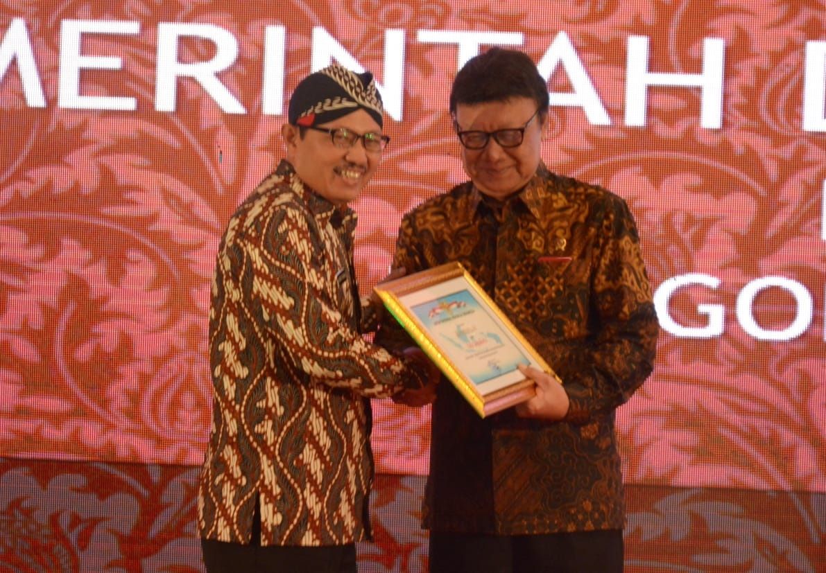 Wakil Walikota Yogyakarta Heroe Poerwadi menerima ANRI Award dari Menpan RB, Tjahjo Kumolo