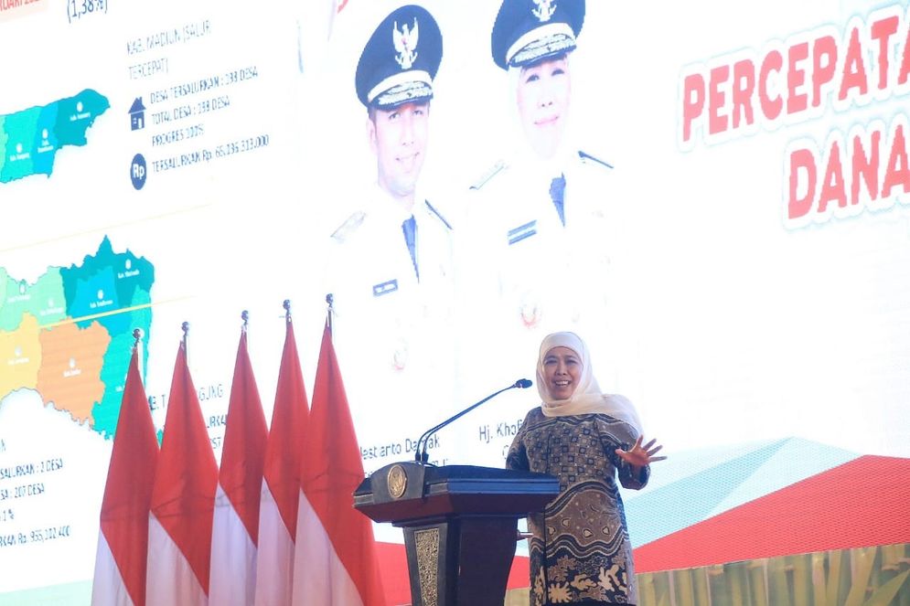 Khofifah saat mengumpulkan semua kepala desa, camat, hingga kepada daerah di Surabaya.