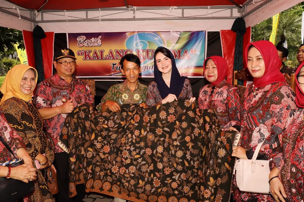 Ketua Dekranasda Jatim Arumi Bachsin menunjukkan kerajinan tangan batik dari Tulungagung.