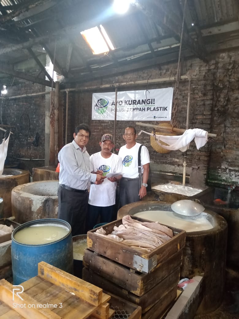 General Affairs Manager PT Suparma Tbk, Yustiyohadi (kanan) dan Wahyu Kristyawan selaku Wakil General Affairs Manager PT Suparma Tbk (kiri) menyerahkan bantuan kayu bakar secara simbolis kepada salah satu pengusaha tahu di Krian, Zaenal Arifin (tengah).
