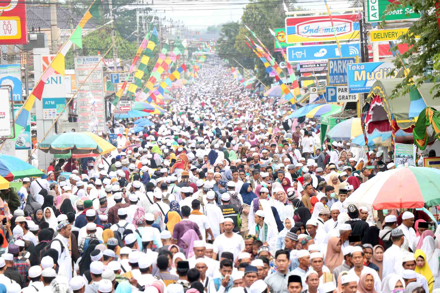 Haul Guru Sekumpul disesaki jutaan jemaah dari berbagai wilayah di Indonesia.