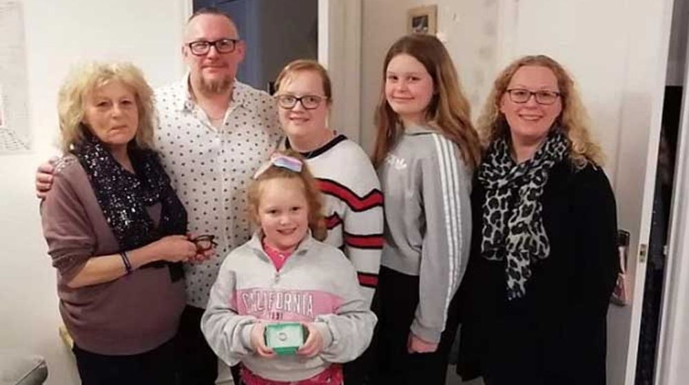 <p>Akhirnya keluarga itu bersatu kembali dengan cincin emas leluhur mereka setelah hampir dua abad.</p>