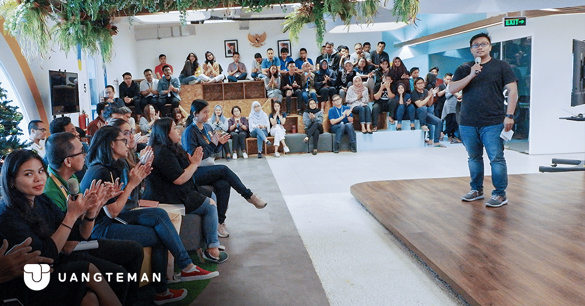 <p>Presiden Direktur dan Pendiri UangTeman Aidil Zulkifli (kanan) saat sharing knowledge bersama para karyawan di kantor Uangteman, Jakarta. Untuk  semakin memperkuat posisi di industri fintech lending Indonesia, UangTeman meraih pendanaan seri B senilai US$ 10 juta dari Draper Associates, perusahaan asal Amerika dan KDDI Open Innovation Fund dari Jepang. Saat ini UangTeman akan fokus dalam menyalurkan pinjaman dengan prinsip socially responsible, tidak hanya mengejar growth volume pinjaman tetapi menjaga kualitas pengembalian pinjaman nasabah.</p>
