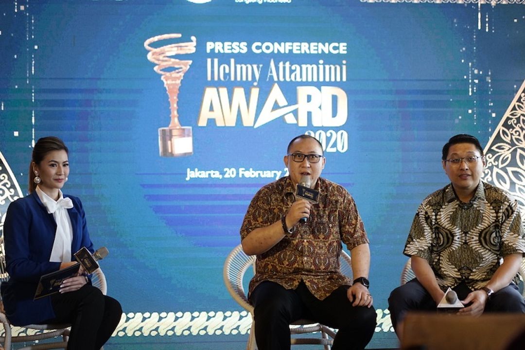 <p>Andrew Susanto Ketua Umum Asosiasi Perusahaan Penjualan Langsung Indonesia (AP2LI), Budiman Tanah Djaya, Ketua Panitia “Helmy Attamimi Award 2020”. AP2LI award merupakan upaya Asosiasi untuk mendekatkan industry penjualan langsung ditengah masyarakat Indonesia. / Istimewa</p>
