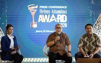 <p>Andrew Susanto Ketua Umum Asosiasi Perusahaan Penjualan Langsung Indonesia (AP2LI), Budiman Tanah Djaya, Ketua Panitia “Helmy Attamimi Award 2020”. AP2LI award merupakan upaya Asosiasi untuk mendekatkan industry penjualan langsung ditengah masyarakat Indonesia. / Istimewa</p>
