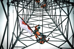 <p>Petugas PLN saat merawat jaringan listrik/Sumber: pln.co.id</p>

