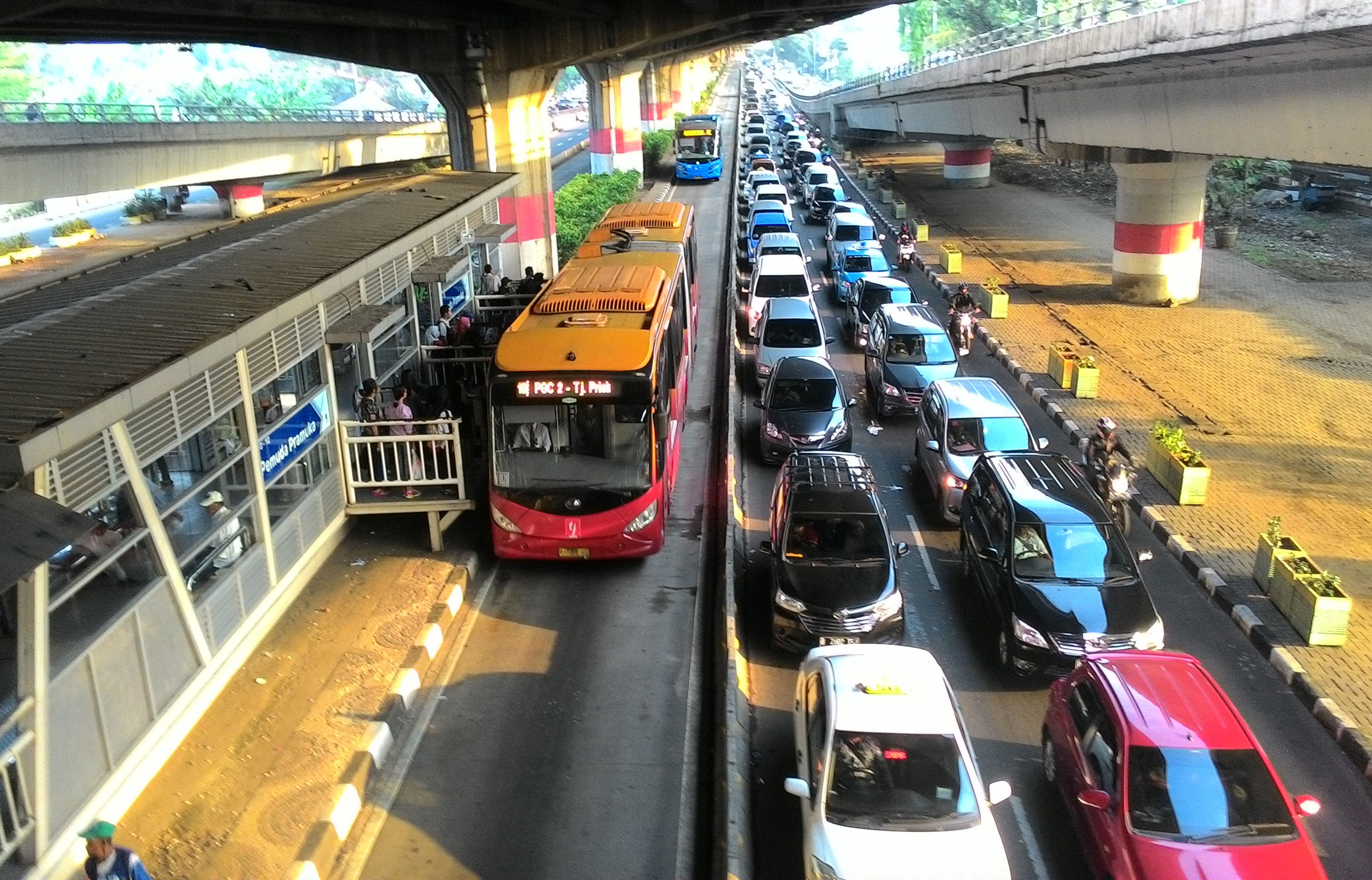 <p>Transjakarta buses run on a dedicated line separated from traffic at Pemuda Pramuka bus stop on Jalan Ahmad Yani, East Jakarta.</p>

