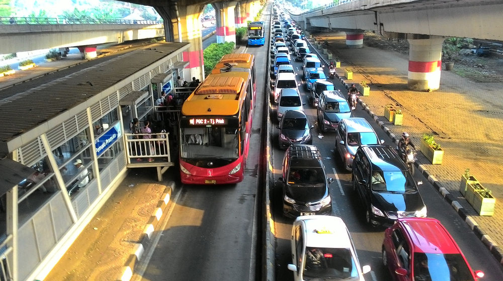 <p>Transjakarta buses run on a dedicated line separated from traffic at Pemuda Pramuka bus stop on Jalan Ahmad Yani, East Jakarta.</p>
