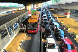 <p>Transjakarta buses run on a dedicated line separated from traffic at Pemuda Pramuka bus stop on Jalan Ahmad Yani, East Jakarta.</p>
