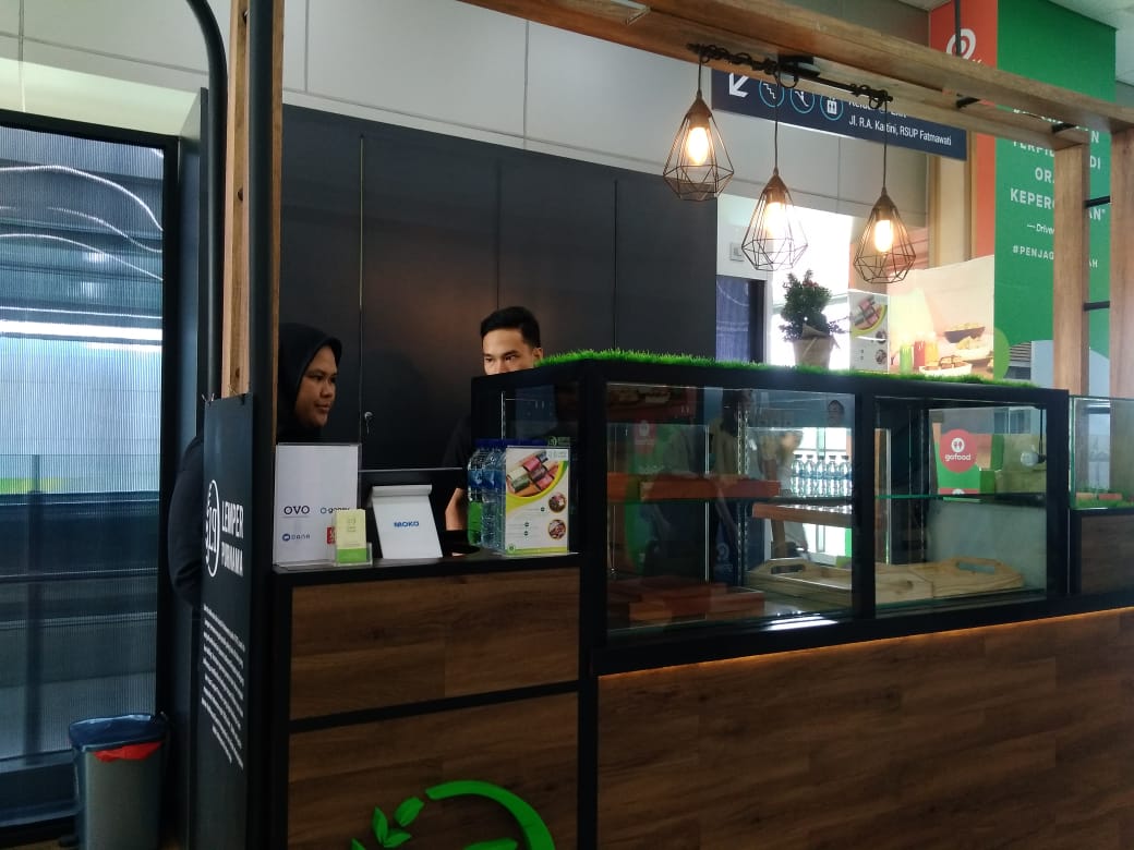 <p>Gerai Lemper Purnama di Stasiun MRT Fatmawati</p>