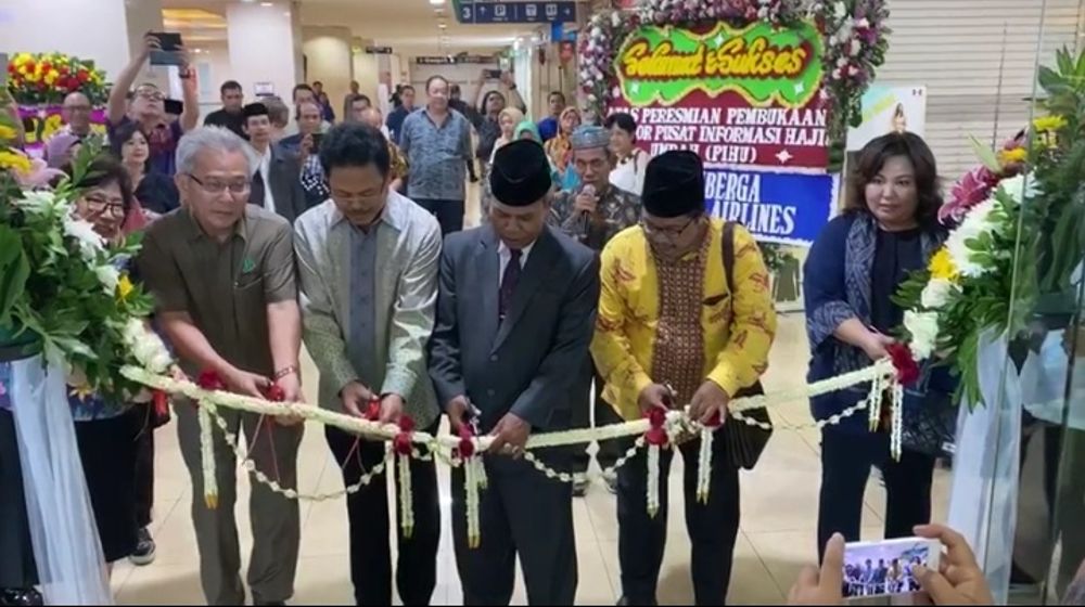 <p>Kolaborasi Mangga 2 Square dan Dewan Masjid Indonesia  CEO Mangga 2 Square. Bambang Setiobudi (Kiri), Ketua Dewas Masjid Indonesia Prov. DKI Jakarta KH Ma’mun Alayubi (tengah), Pimpinan PT. Biometrik Kharisma Universal (dua dari kiri) Ir. Sardjono, Kanwil Kemenag Prov. DKI Jakarta H. Sholehuddin MAg (dua dari kanan), Pimpinan Musfira Tour Brigitta Djingga (kanan) melakukan pemotongan pita pada acara peresmian Pusat Informasi Haji dan Umrah (PIHU) di Trade Mall Mangga 2 Square Jakarta (12/2).  Melalui layanan PIHU para calon jemaah haji dan umroh dapat mempersiapkan diri lebih baik sebelum menjalankan ibadah tanah suci.</p>
