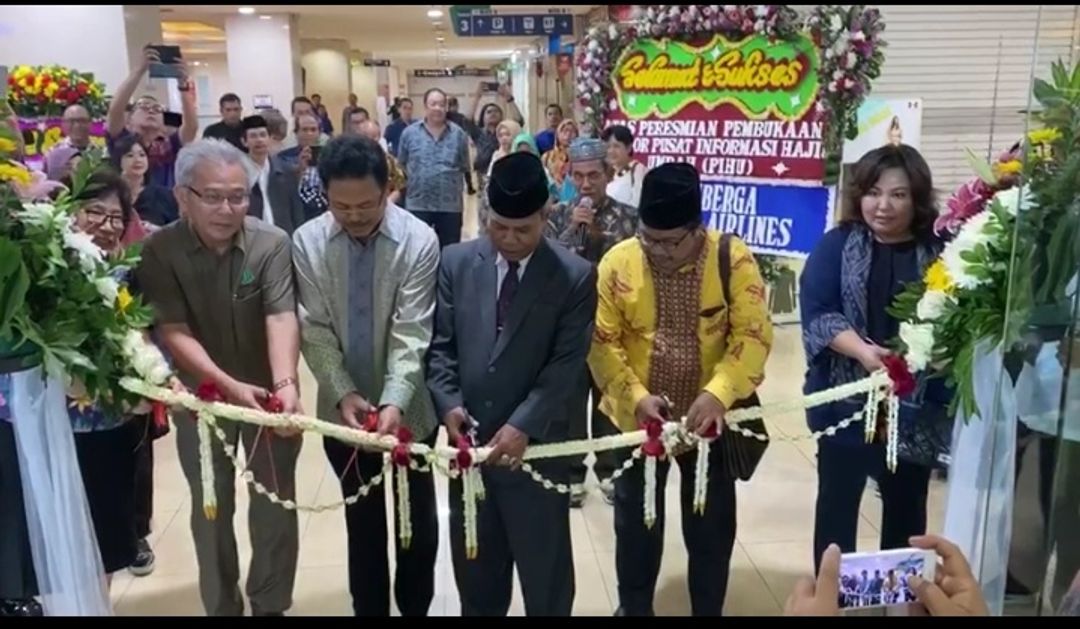 <p>Kolaborasi Mangga 2 Square dan Dewan Masjid Indonesia  CEO Mangga 2 Square. Bambang Setiobudi (Kiri), Ketua Dewas Masjid Indonesia Prov. DKI Jakarta KH Ma&#8217;mun Alayubi (tengah), Pimpinan PT. Biometrik Kharisma Universal (dua dari kiri) Ir. Sardjono, Kanwil Kemenag Prov. DKI Jakarta H. Sholehuddin MAg (dua dari kanan), Pimpinan Musfira Tour Brigitta Djingga (kanan) melakukan pemotongan pita pada acara peresmian Pusat Informasi Haji dan Umrah (PIHU) di Trade Mall Mangga 2 Square Jakarta (12/2).  Melalui layanan PIHU para calon jemaah haji dan umroh dapat mempersiapkan diri lebih baik sebelum menjalankan ibadah tanah suci.</p>
