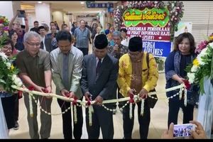 <p>Kolaborasi Mangga 2 Square dan Dewan Masjid Indonesia  CEO Mangga 2 Square. Bambang Setiobudi (Kiri), Ketua Dewas Masjid Indonesia Prov. DKI Jakarta KH Ma’mun Alayubi (tengah), Pimpinan PT. Biometrik Kharisma Universal (dua dari kiri) Ir. Sardjono, Kanwil Kemenag Prov. DKI Jakarta H. Sholehuddin MAg (dua dari kanan), Pimpinan Musfira Tour Brigitta Djingga (kanan) melakukan pemotongan pita pada acara peresmian Pusat Informasi Haji dan Umrah (PIHU) di Trade Mall Mangga 2 Square Jakarta (12/2).  Melalui layanan PIHU para calon jemaah haji dan umroh dapat mempersiapkan diri lebih baik sebelum menjalankan ibadah tanah suci.</p>
