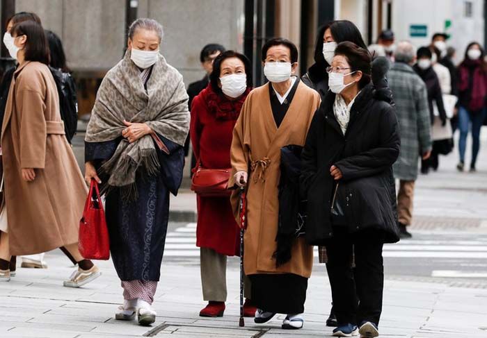 <p>Warga Hokaido Jepang menggunakna masker untuk mencegah penularan virus Corona/Twitter</p>
