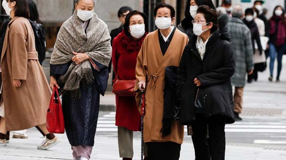 <p>Warga Hokaido Jepang menggunakna masker untuk mencegah penularan virus Corona/Twitter</p>