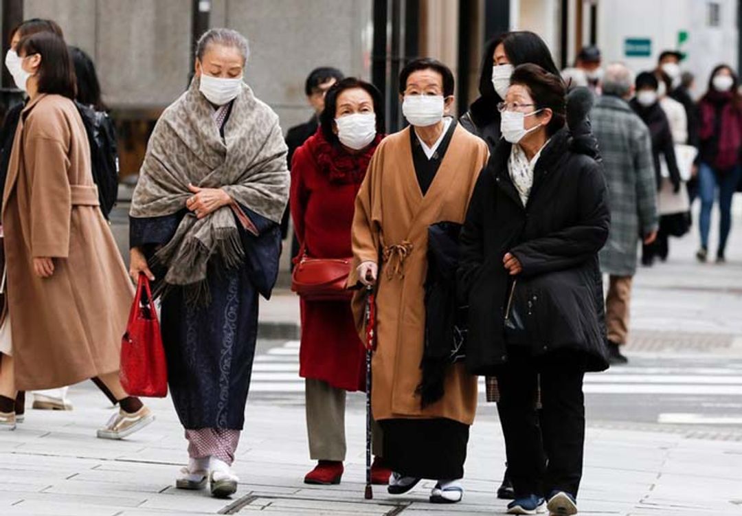 <p>Warga Hokaido Jepang menggunakna masker untuk mencegah penularan virus Corona/Twitter</p>
