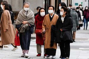 <p>Warga Hokaido Jepang menggunakna masker untuk mencegah penularan virus Corona/Twitter</p>