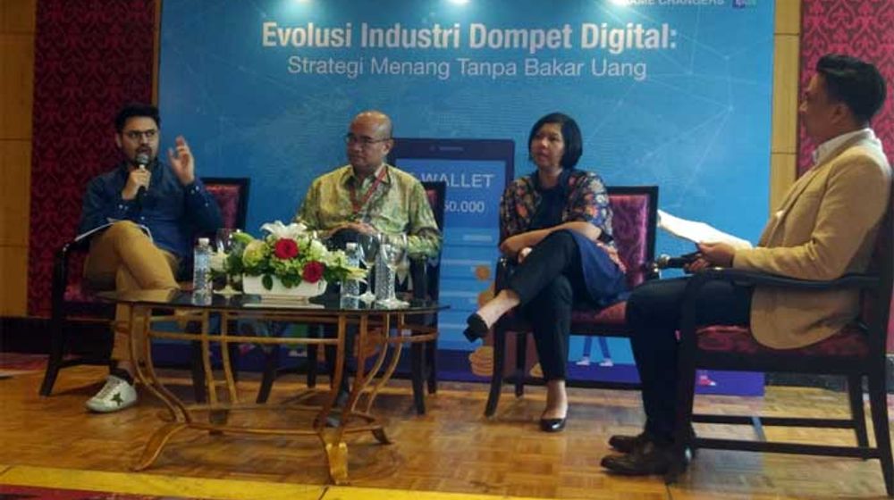 <p>Dari kiri: Managing director Gopay Budi Gandasoebrata, Business Development Advisor BEI Poltak Hotradero, dan Research Director Customer Experience Ipsos Indonesia Olivia Samosir saat paparan penelitian ‘Evolusi Dompet Digital: Strategi Menang Tanpa Bakar Uang’ di hotel JW Marriott, Jakarta, Rabu (12/)/TA</p>

