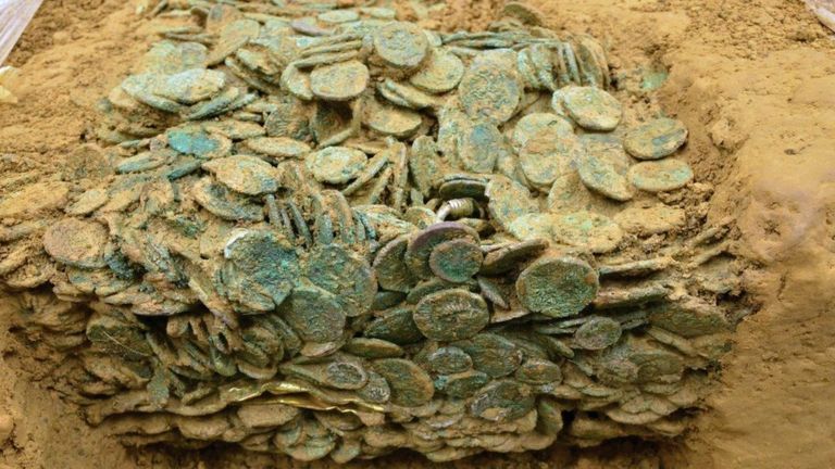 Pecahkan Rekor, Pemburu Harta Karun Temukan Hampir 70.000 Koin Romawi