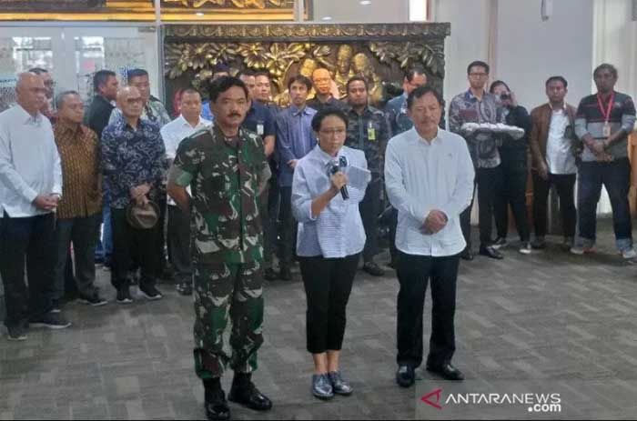 <p>Menteri Luar Negeri Retno Marsudi (tengah) menyatakan pemerintah akan mengevakuasi sebanyak 245 warga negara Indonesia (WNI) yang berada di Provinsi Hubei, China pada Sabtu (1/2)/Antara</p>
