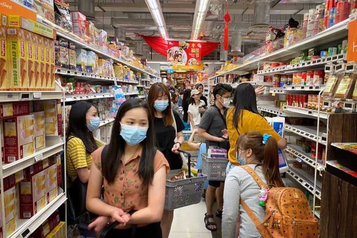 <p>Warga Singapura menyerbu supermarket setelah pengumuman peningkatan level peringatan virus corona/Straits Times</p>
