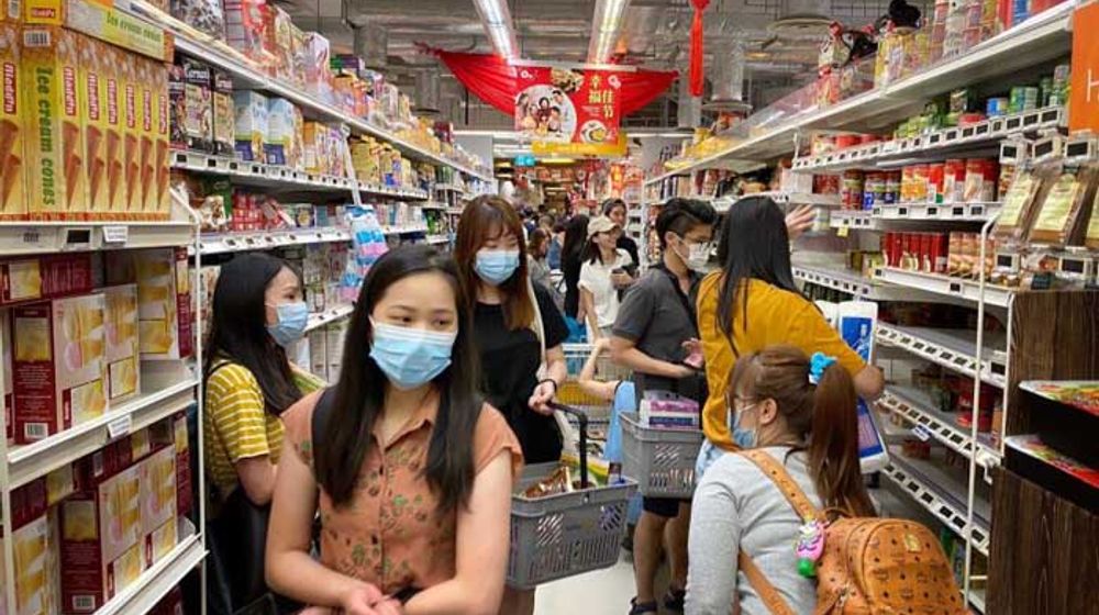 <p>Warga Singapura menyerbu supermarket setelah pengumuman peningkatan level peringatan virus corona/Straits Times</p>
