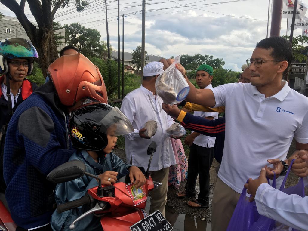 Sandiaga uno bagi nasi bungkus