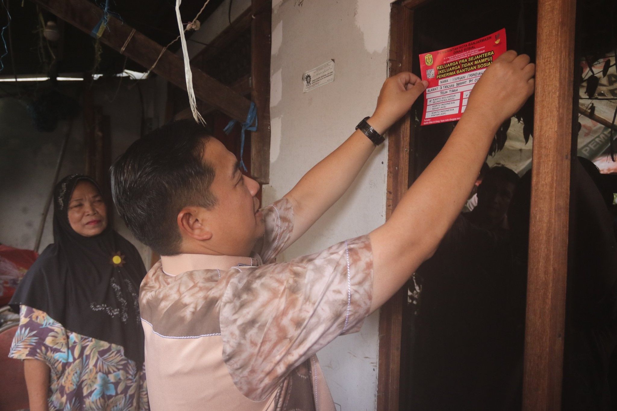Walikota Ibnu Sina pasang stiker bagi warga miskin Kota Banjarmasin