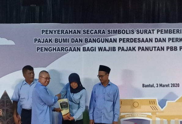 Bupati Bantul Suharsono menyerahkan secara simbolis SPPT PBB P2 tahun 2020.