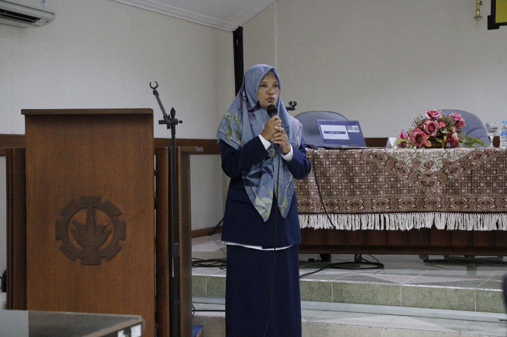 Wiwik Dwi Pratiwi saat menyampaikan disertasinya di depan penguji sidang terbuka promosi doktor di Departemen Teknik Sipil ITS.