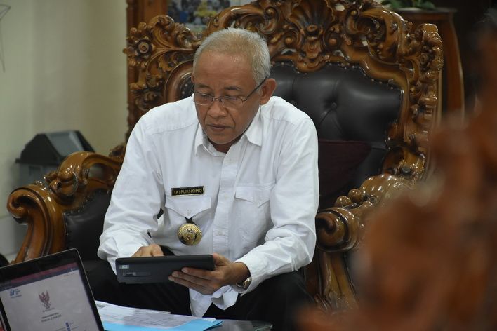 Bupati Sleman Sri Purnomo saat mengisi data sensus penduduk (Humas Pemkab SLeman)