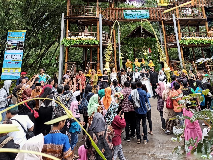 Nikah Bareng di Banyu Langit dihadiri ratusan orang.