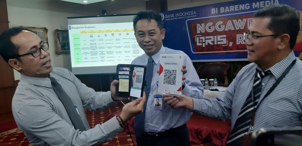 SOSIALISASI QRIS : Para pejabat Bank Indonesia Kantor Perwakilan Wilayah Jawa Timur memperlihatkan cara scan barcode dengan QRIS di kantor BI Surabaya, Kamis (5/3/2020).