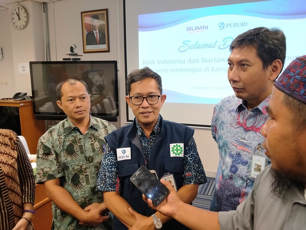 Kepala Departemen Persiapan Cetak Uang RI Marta Hendra W didampingi Kepala KPW BI Budiharto Setyawan 