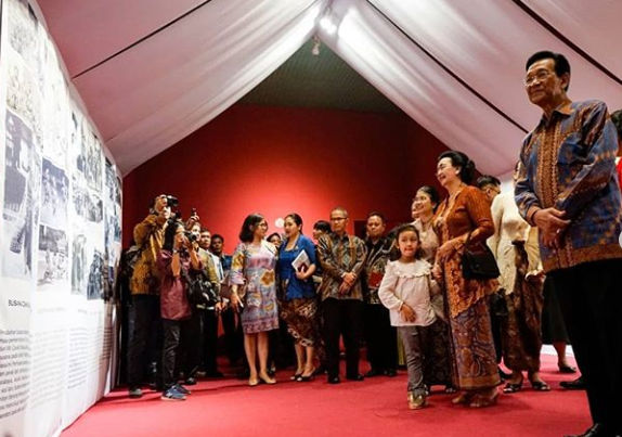 Ngarsa Dalem menyaksikan pameran Abalakuswa.