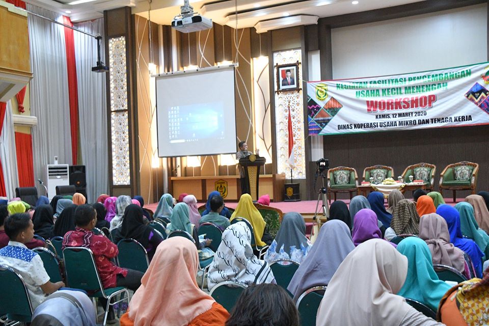 Ibnu saat mengisi acara workshop dengan para fasilitasi permodalan dalam Kegiatan Fasilitasi Pengembangan Usaha Kecil Menengah