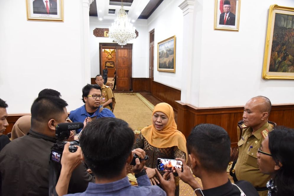 Gubernur Jatim Khofifah saat memberikan keterangan kepada wartawan