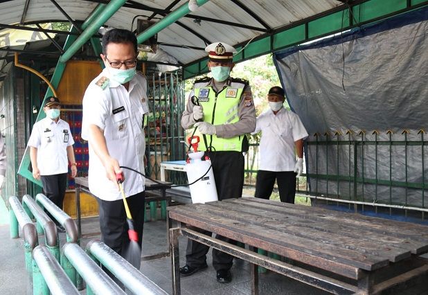 Wakil Walikota Yogyakarta Heroe Poerwadi memimpin penyemprotan cairan disinfektan di Tempat Khusus Parkir di Yogyakarta.