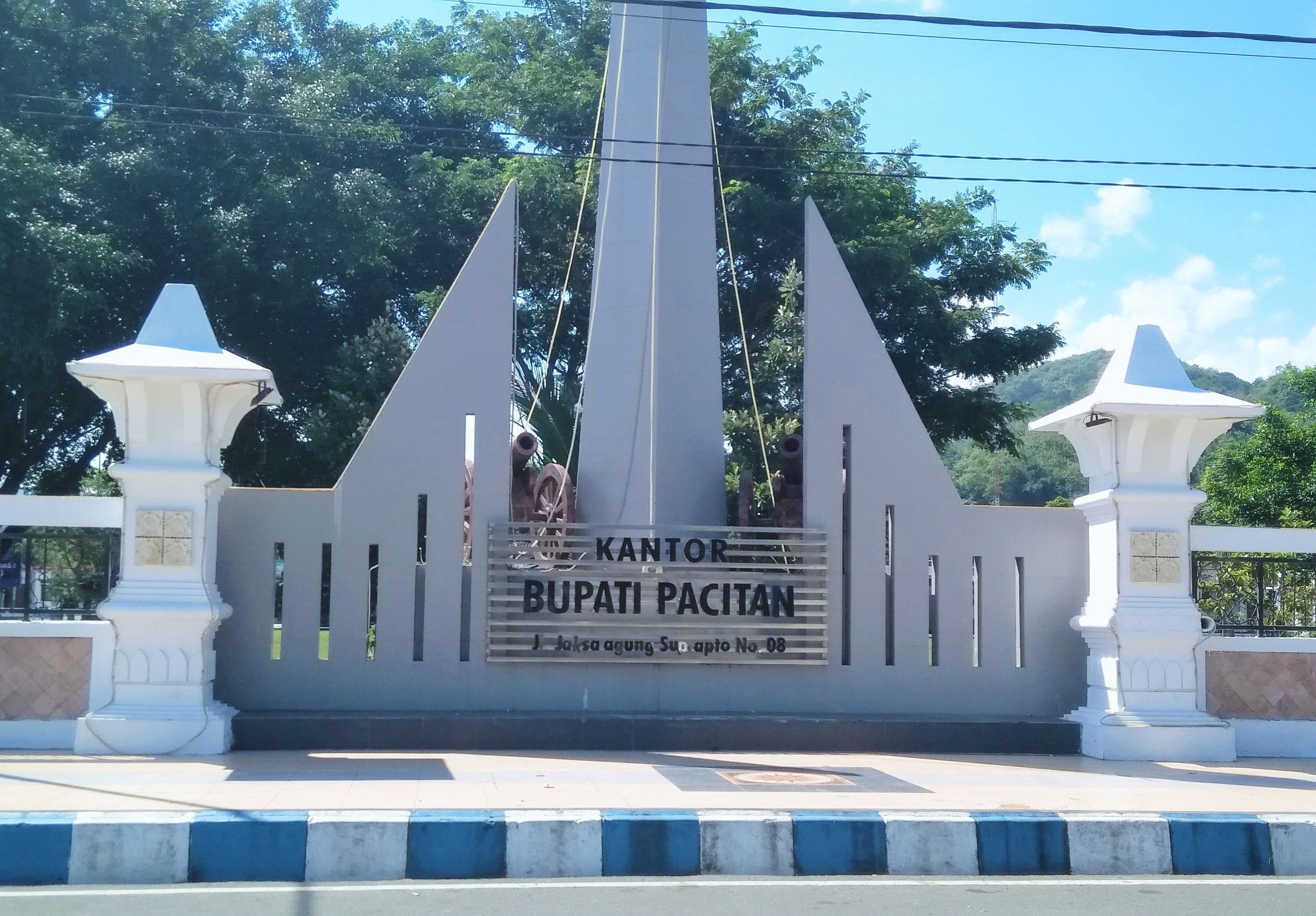 Area Pendopo Kantor Bupati Pacitan, tampak depan