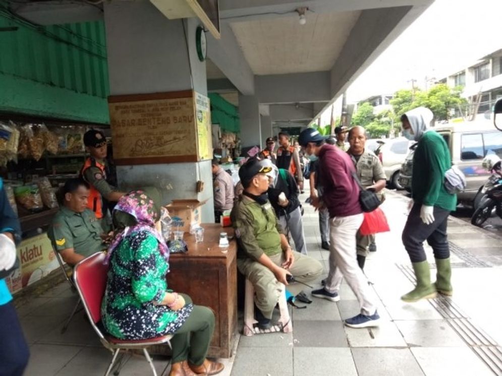 Pasar Genteng yang masih buka di Surabaya