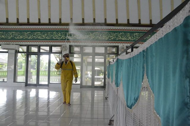 Seorang petugas tengah melakukan penyemprotan disinfektan di Masjid Diponegoro, Balaikota Yogyakarta.