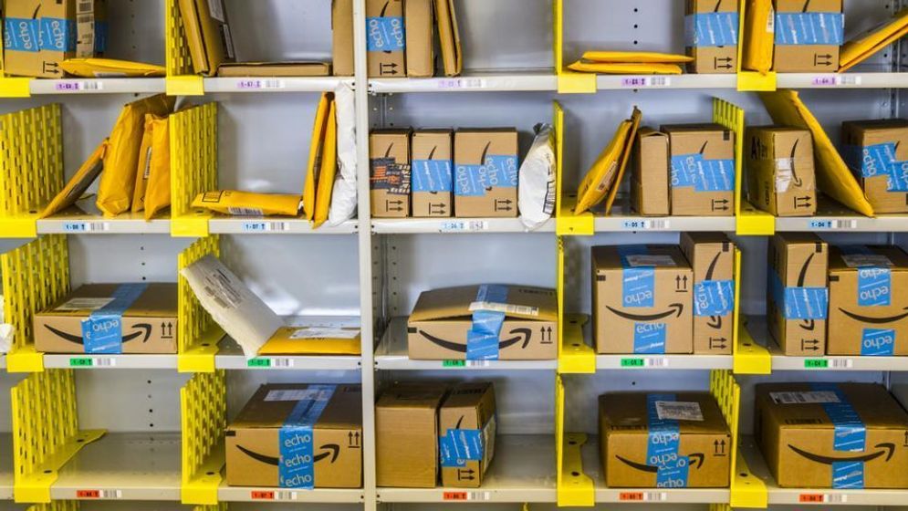 Amazon Warehouse (Sumber: https://www.expertreviews.co.uk/)