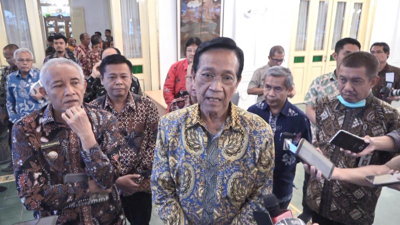 Sri Sultan Hamengku Buwono X saat memberikan pernyataan kepada wartawan.