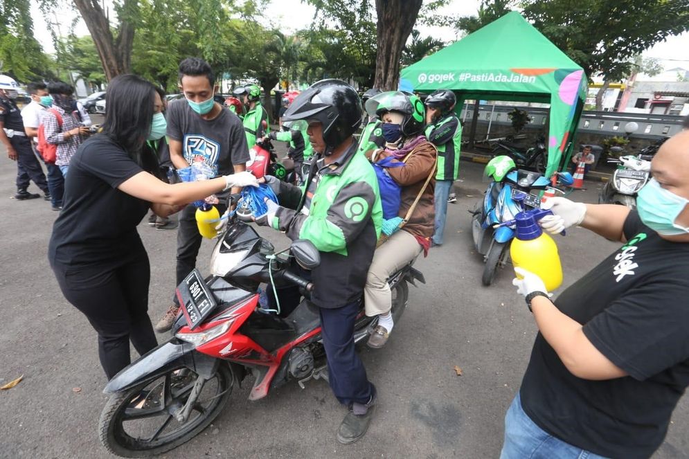 Driver Gojek mendapat peralatan menahan dari serangan virus korona