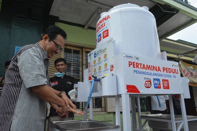 Pertamina memberikan wastafel portable di pasar-pasar tradisional di Kota Yogyakarta.