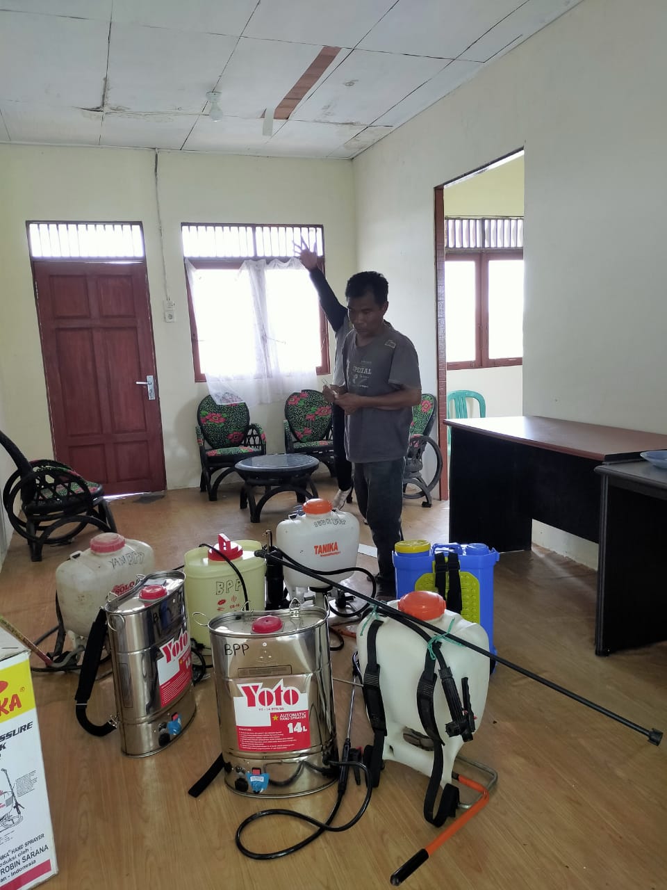 Relawan PWNU Kalsel sedang menyiapkan cairan Disinfektan