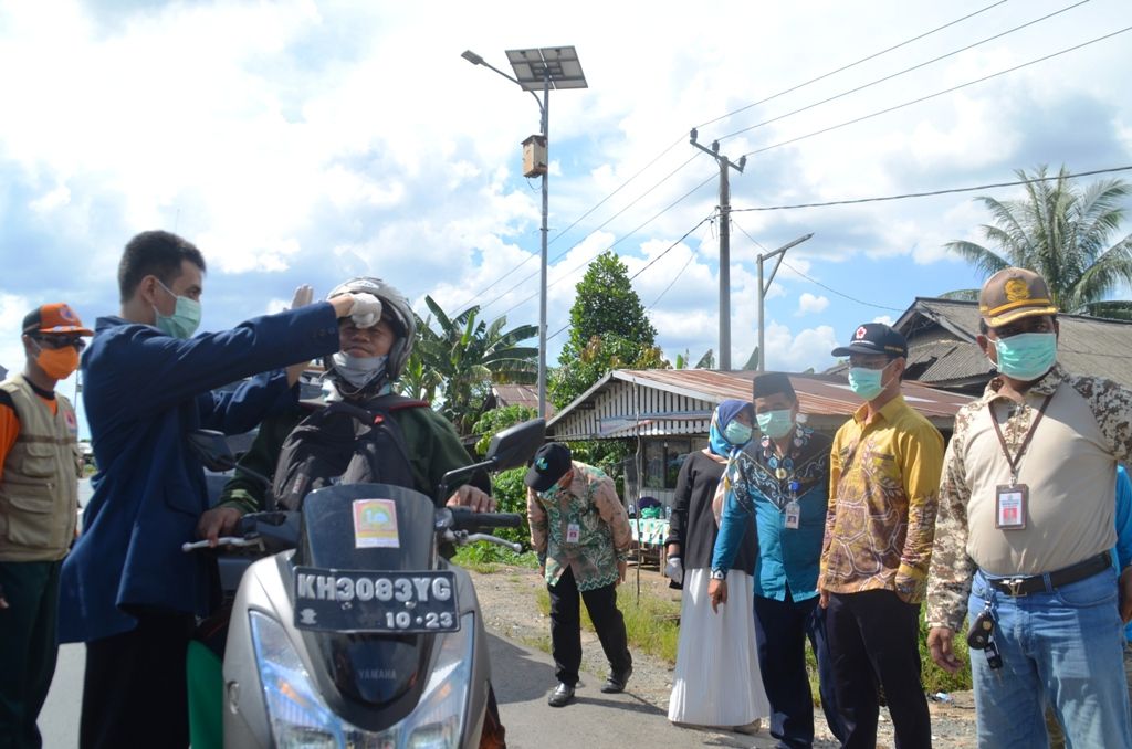Pemeriksaan suhu tubuh di perbatasan Kalsel Kalteng